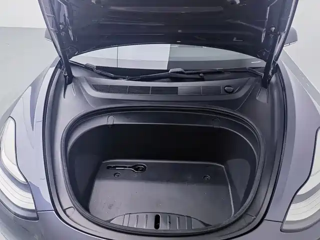 Tesla Model 3 — миниатюра 9
