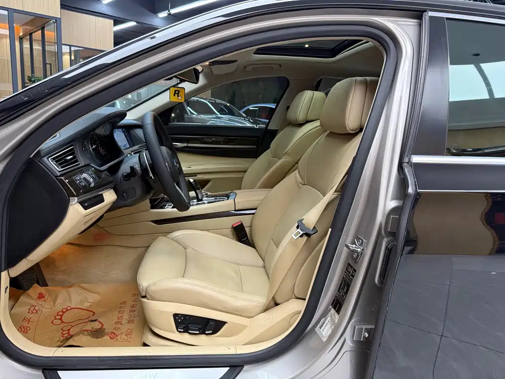 BMW 7 Series — миниатюра 4