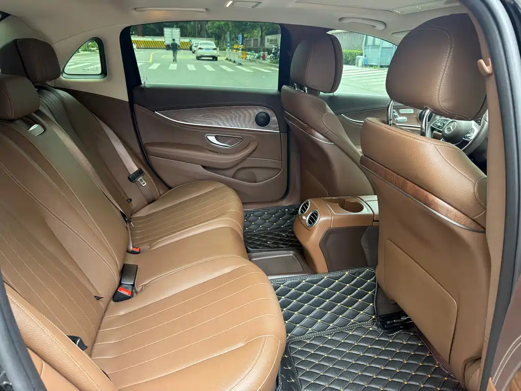 Mercedes-Benz E-Class — миниатюра 9