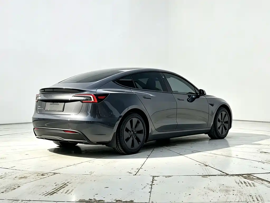 Tesla Model 3 — миниатюра 10