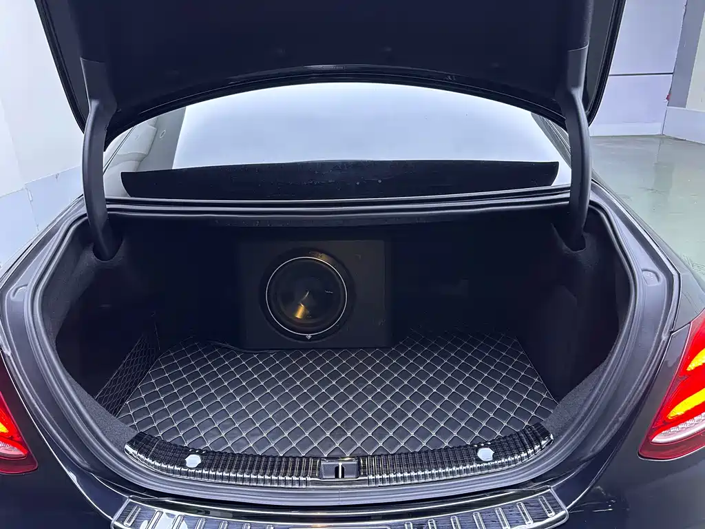Mercedes-Benz E-Class — миниатюра 14