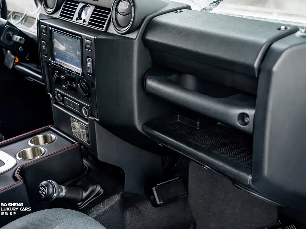 Land Rover Defender — миниатюра 12