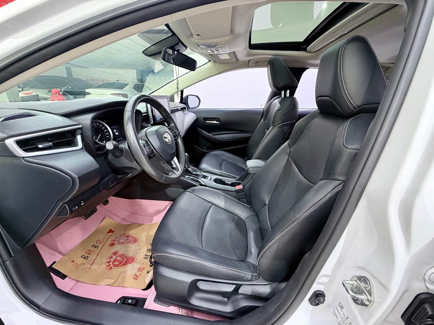 Toyota Corolla 1.2 л 2022 г. Белый, пробег 37000 км
