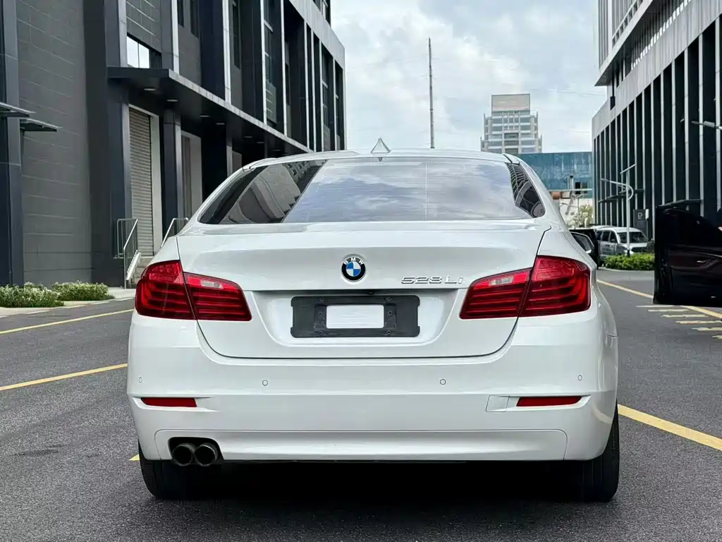 BMW 5 Series — миниатюра 7