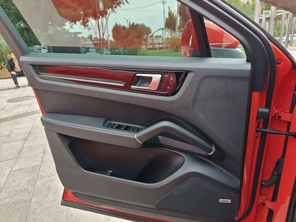 Porsche Cayenne — миниатюра 21