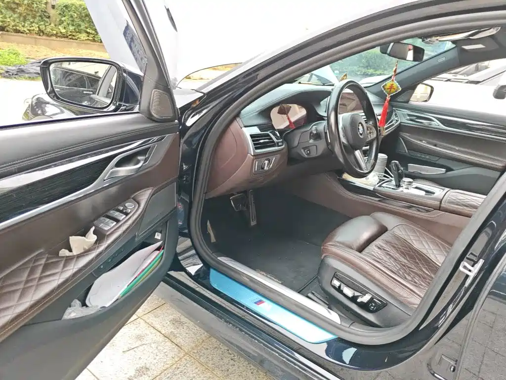 BMW 7 Series — миниатюра 14