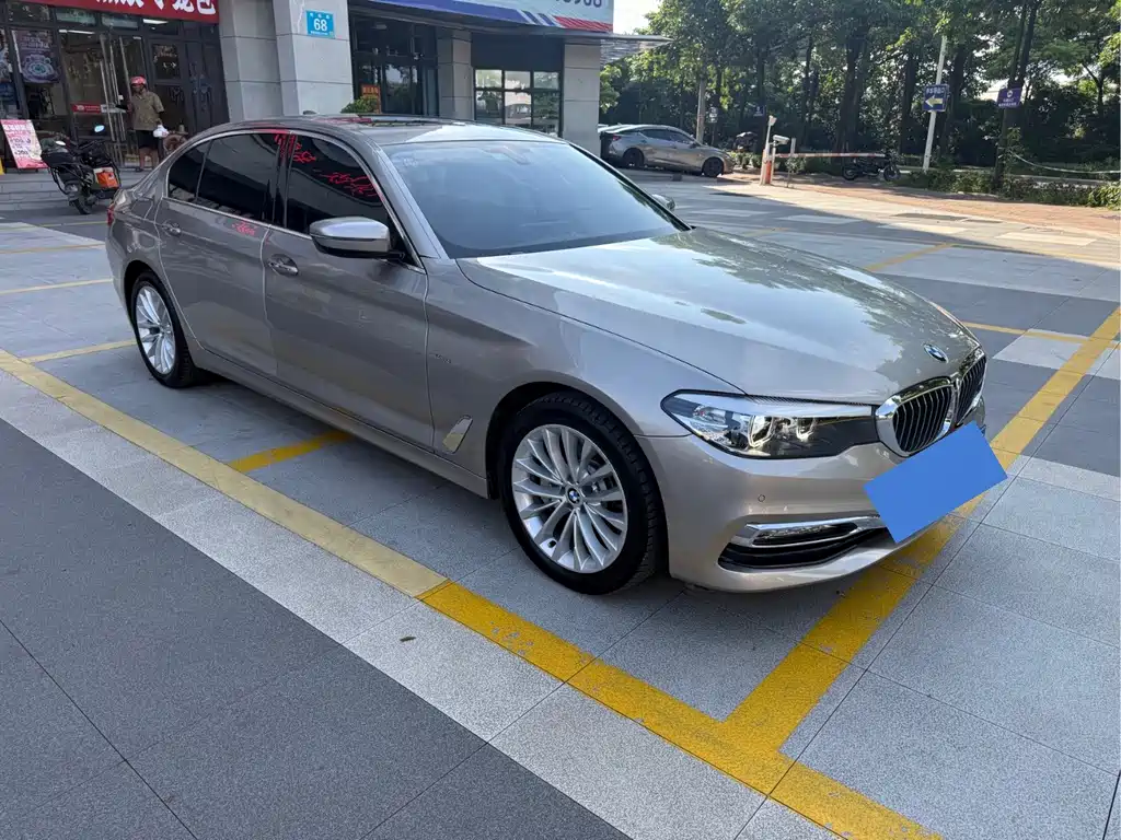 BMW 5 Series — миниатюра 9