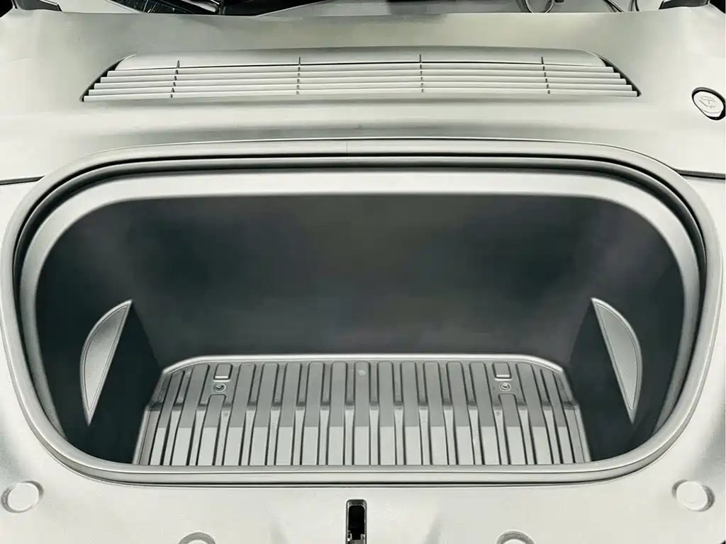 Tesla Model Y — миниатюра 18