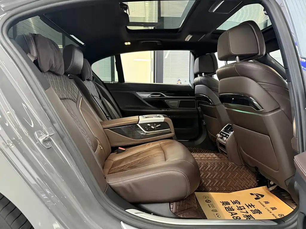 BMW 7 Series — миниатюра 10