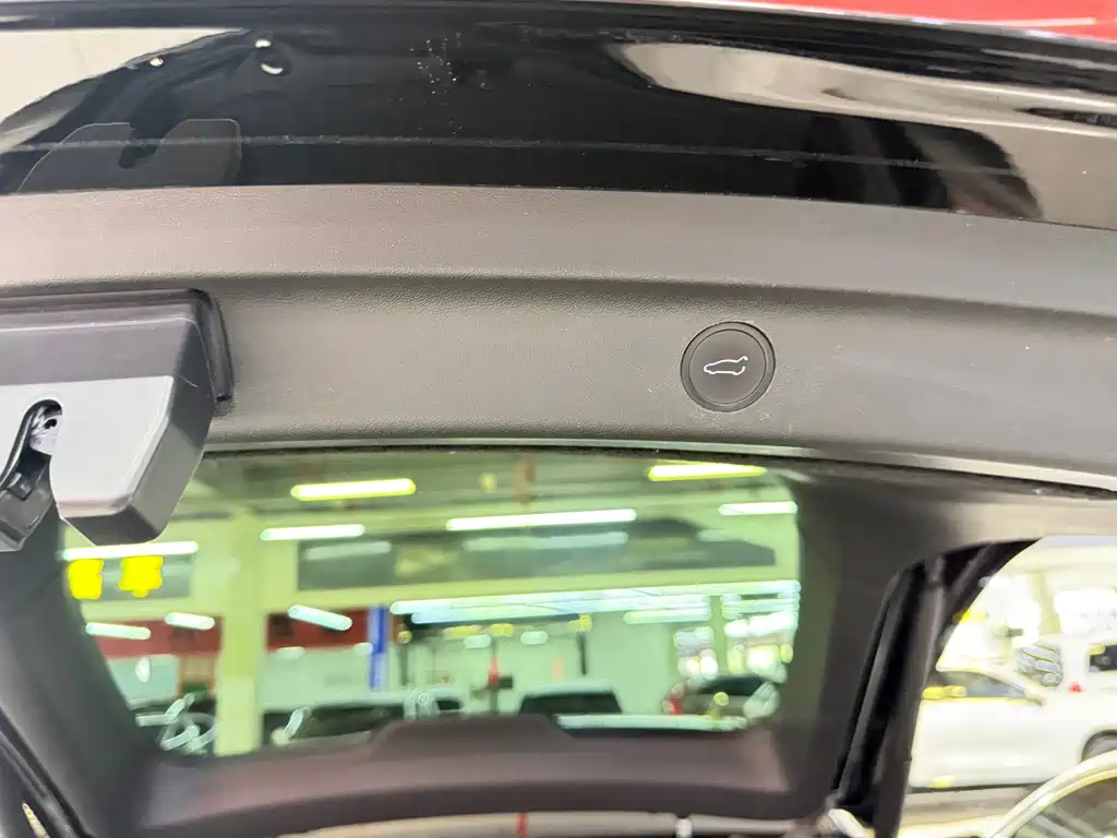Tesla Model Y — миниатюра 11