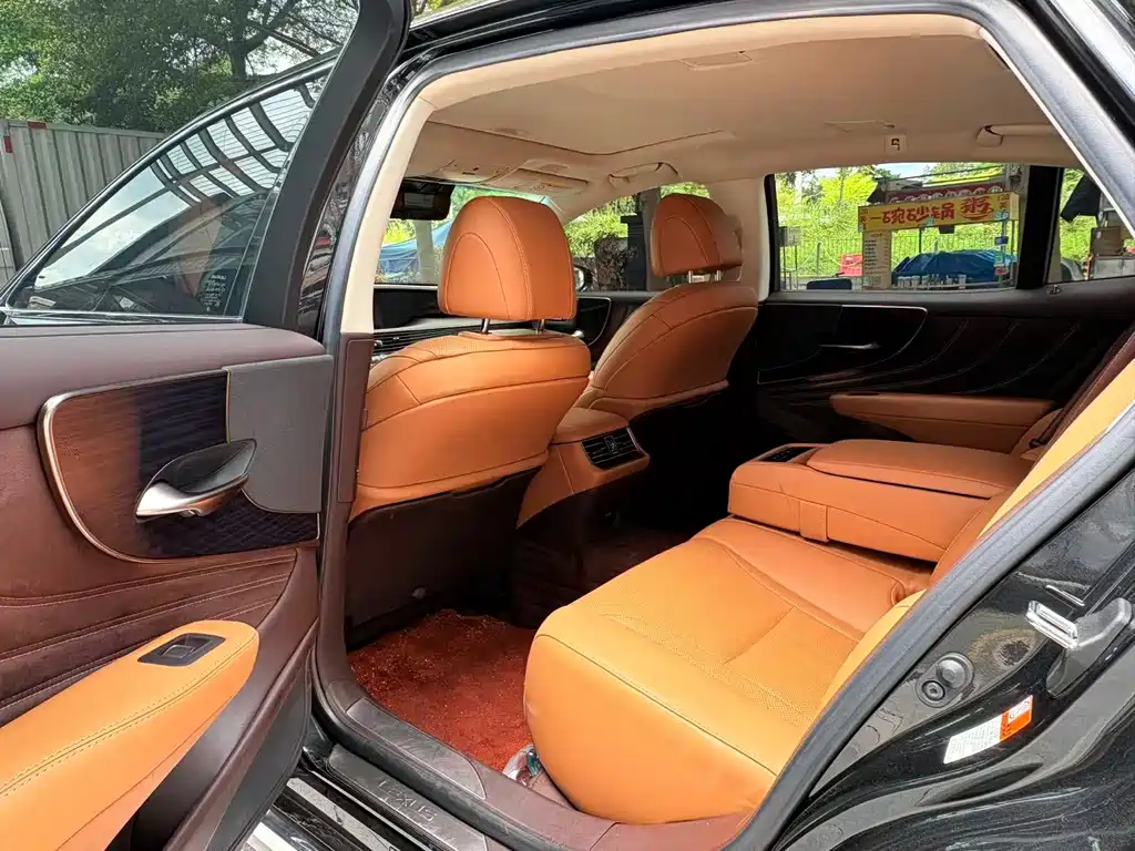 Lexus LS — миниатюра 5