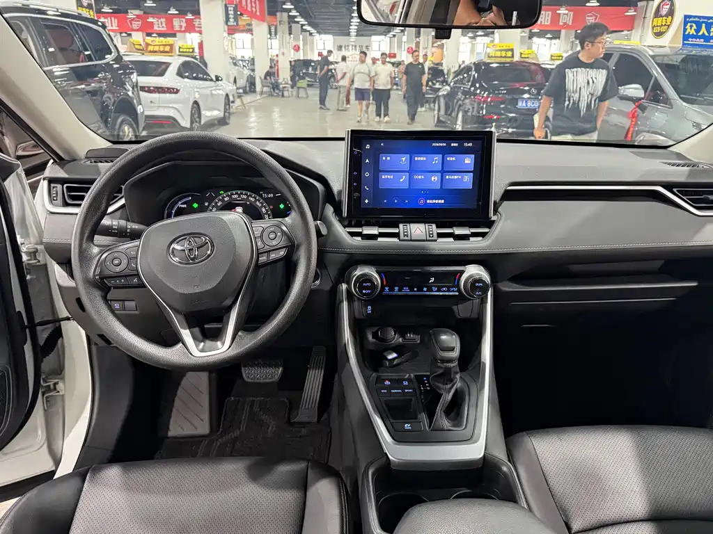 Toyota RAV4 — миниатюра 7
