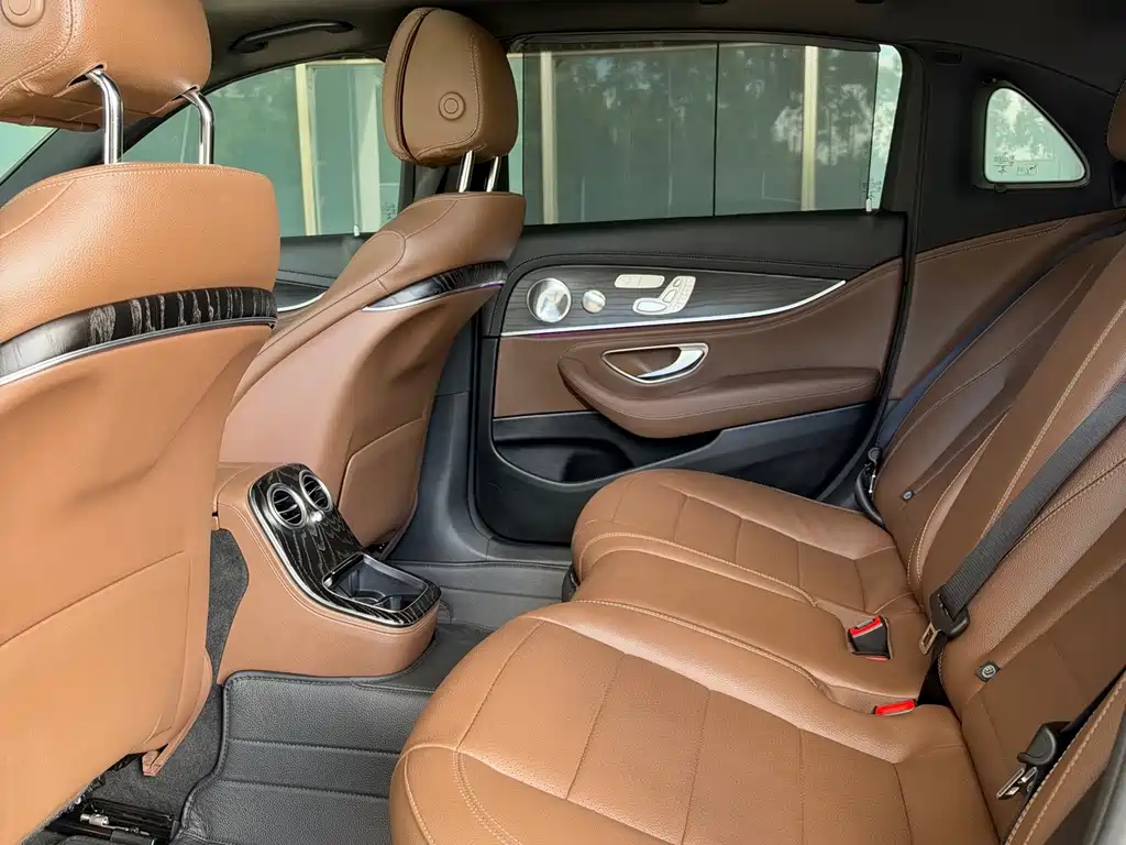 Mercedes-Benz E-Class — миниатюра 8