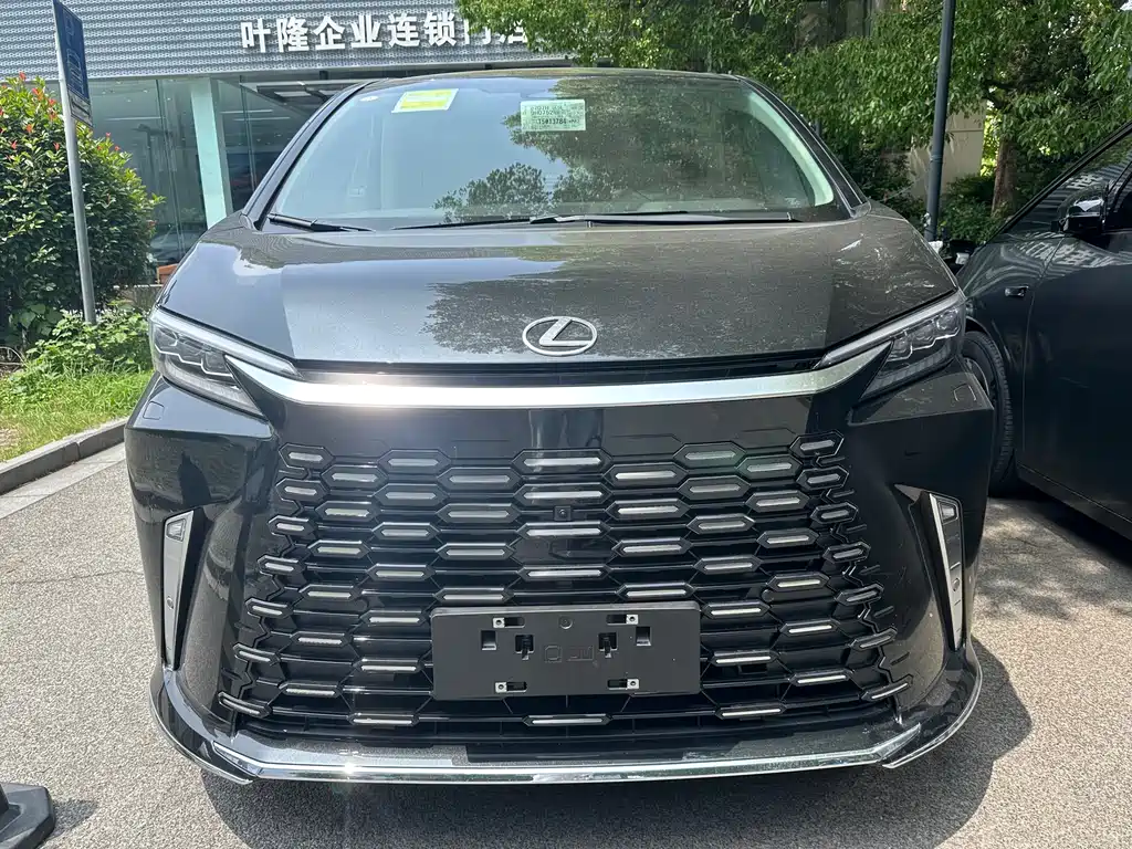 Lexus LM 2025 500h мест