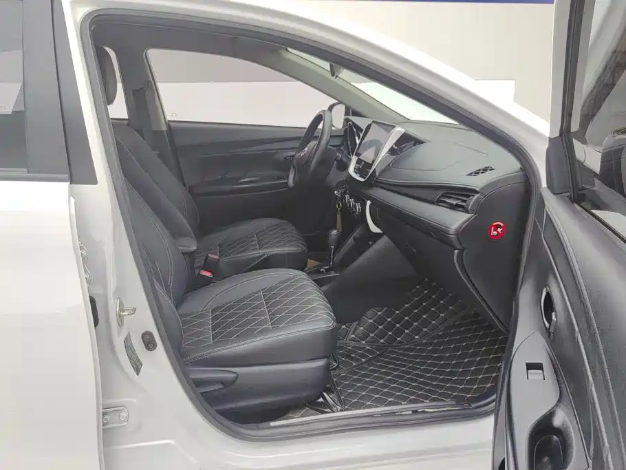 Toyota Yaris L — миниатюра 8