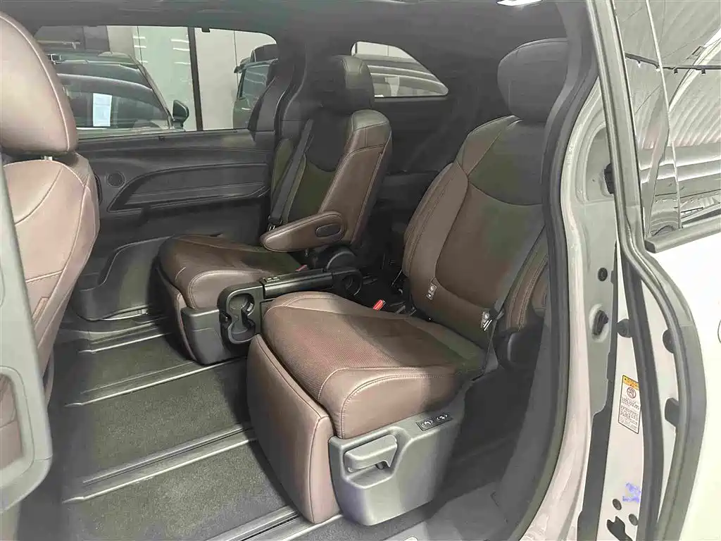 Toyota Sienna — миниатюра 13