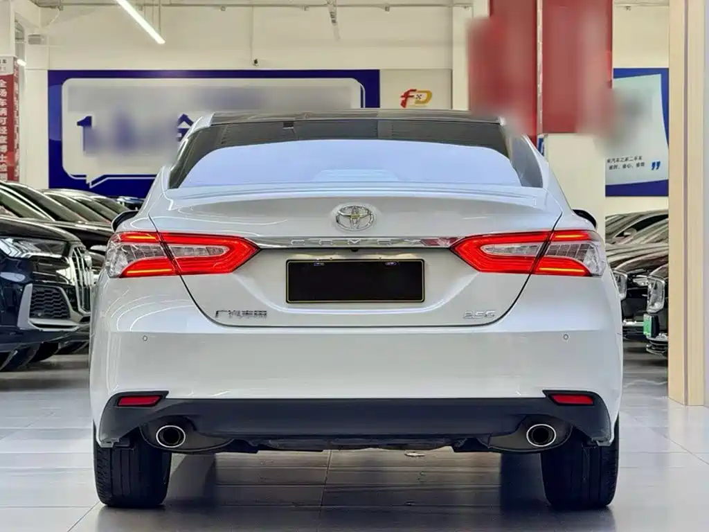 Toyota Camry — миниатюра 12