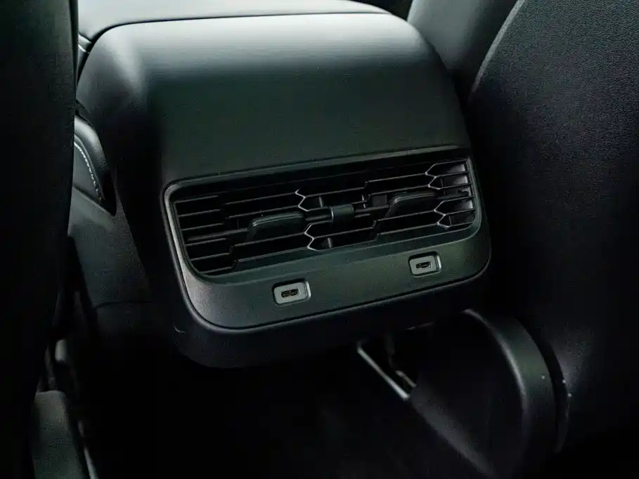 Tesla Model Y — миниатюра 18