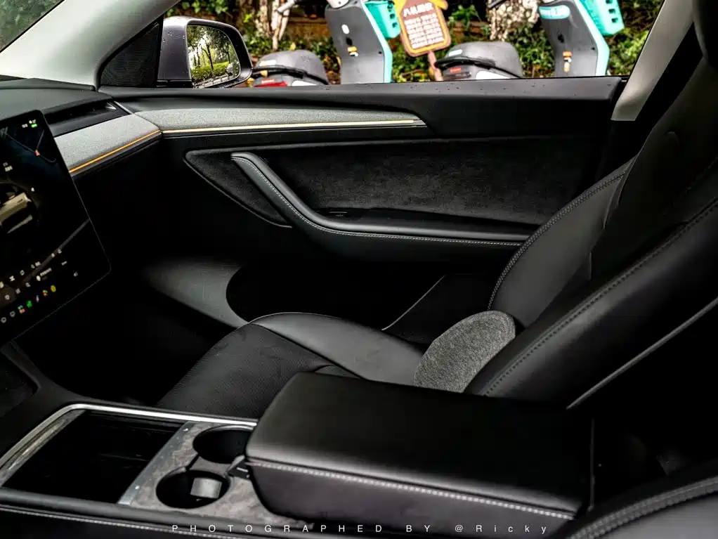 Tesla Model Y — миниатюра 6