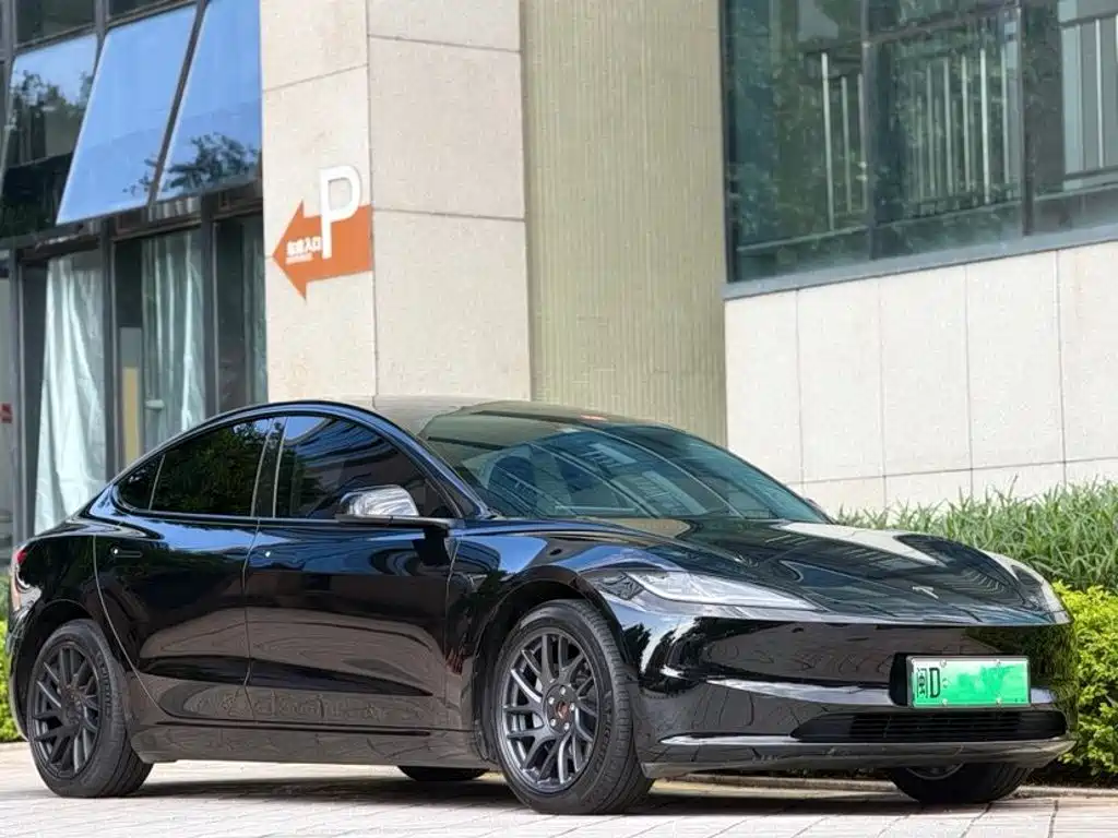 Tesla Model 3 — миниатюра 3