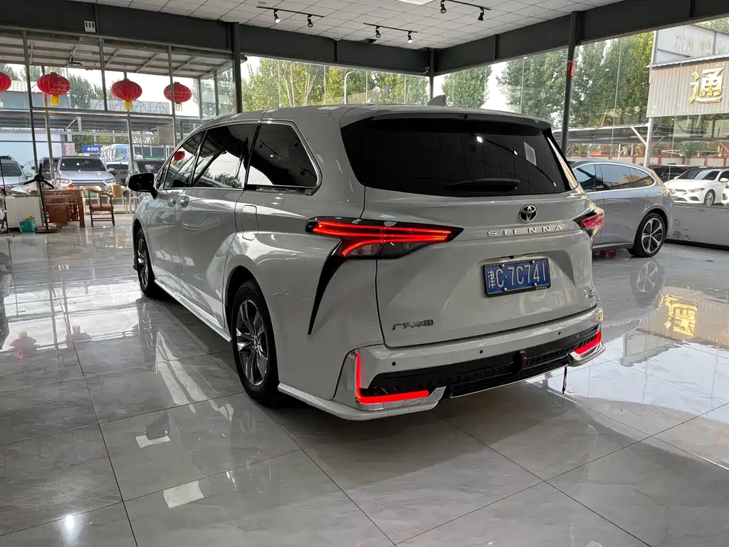 Toyota Sienna — миниатюра 7