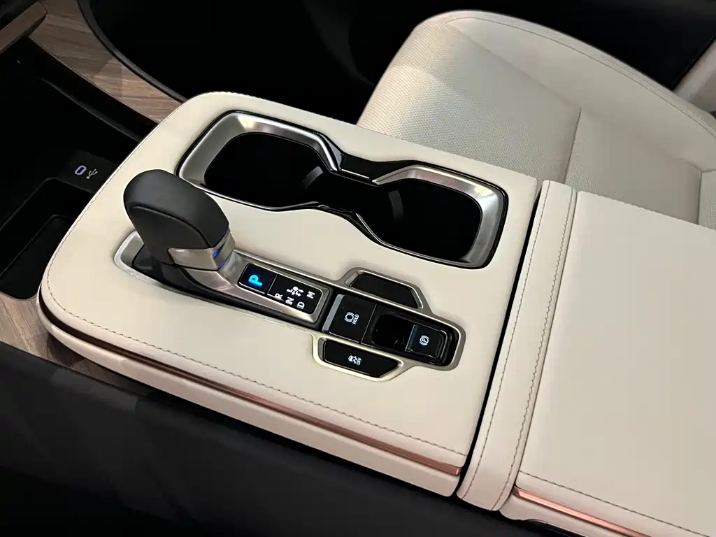 Lexus LM — миниатюра 10