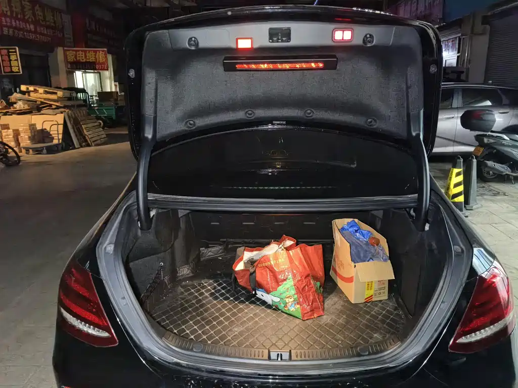 Mercedes-Benz E-Class — миниатюра 5