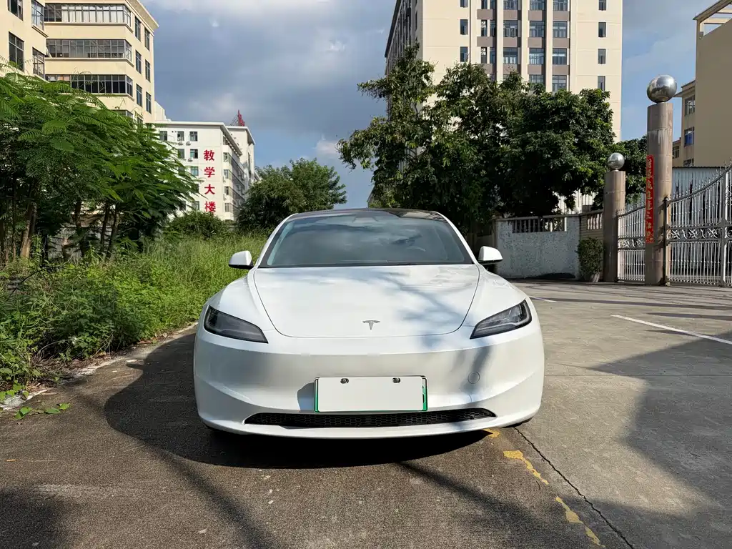 Tesla Model 3 — миниатюра 2