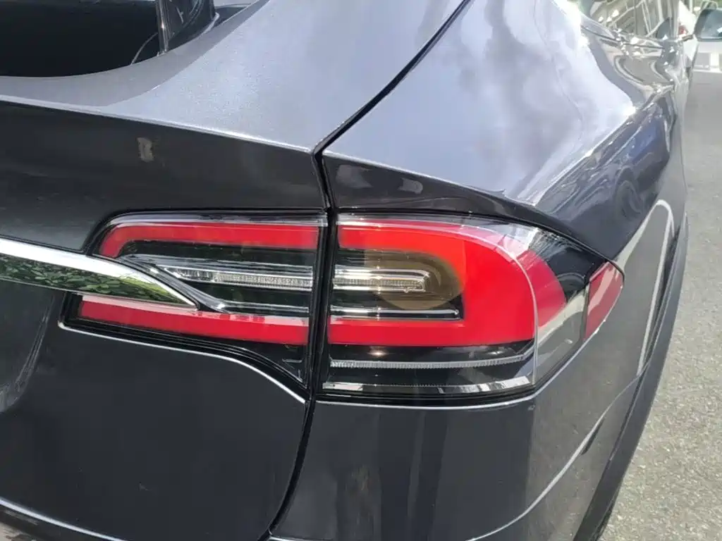 Tesla Model X — миниатюра 8