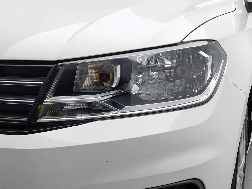 Volkswagen Santana 1.5 л 2022 г. Белый, пробег 33300 км