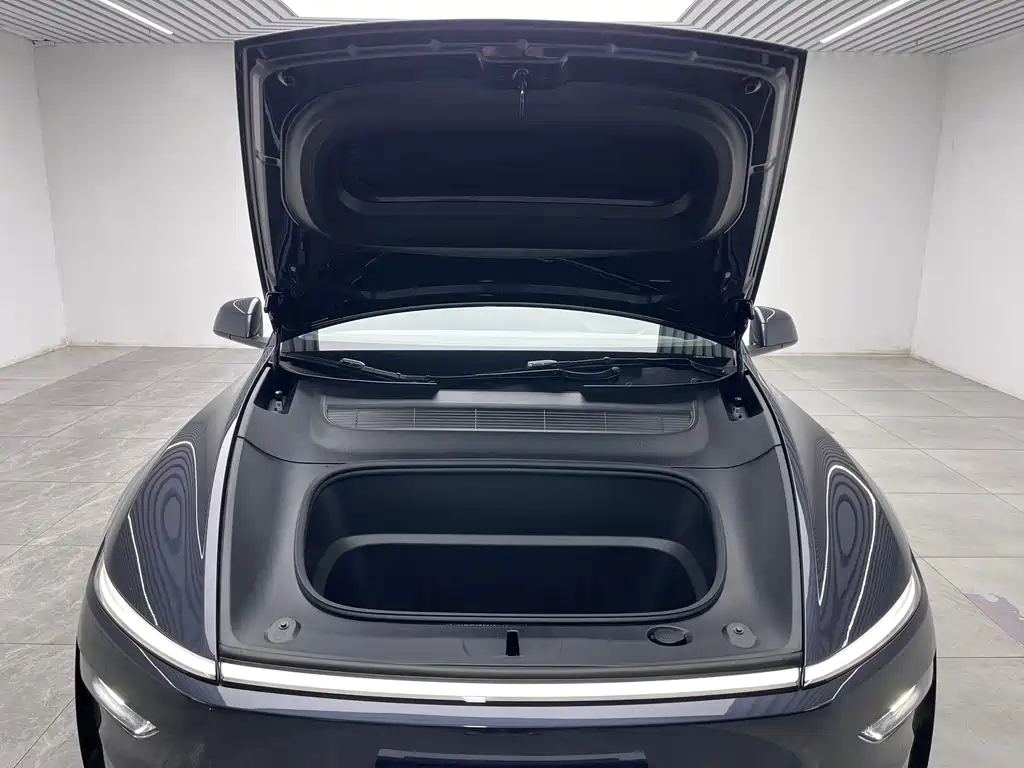 Tesla Model Y — миниатюра 9