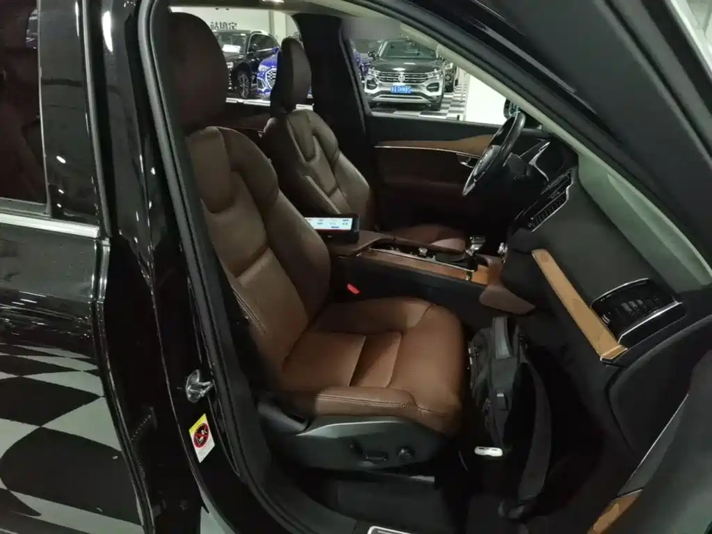 Volvo XC90 — миниатюра 25