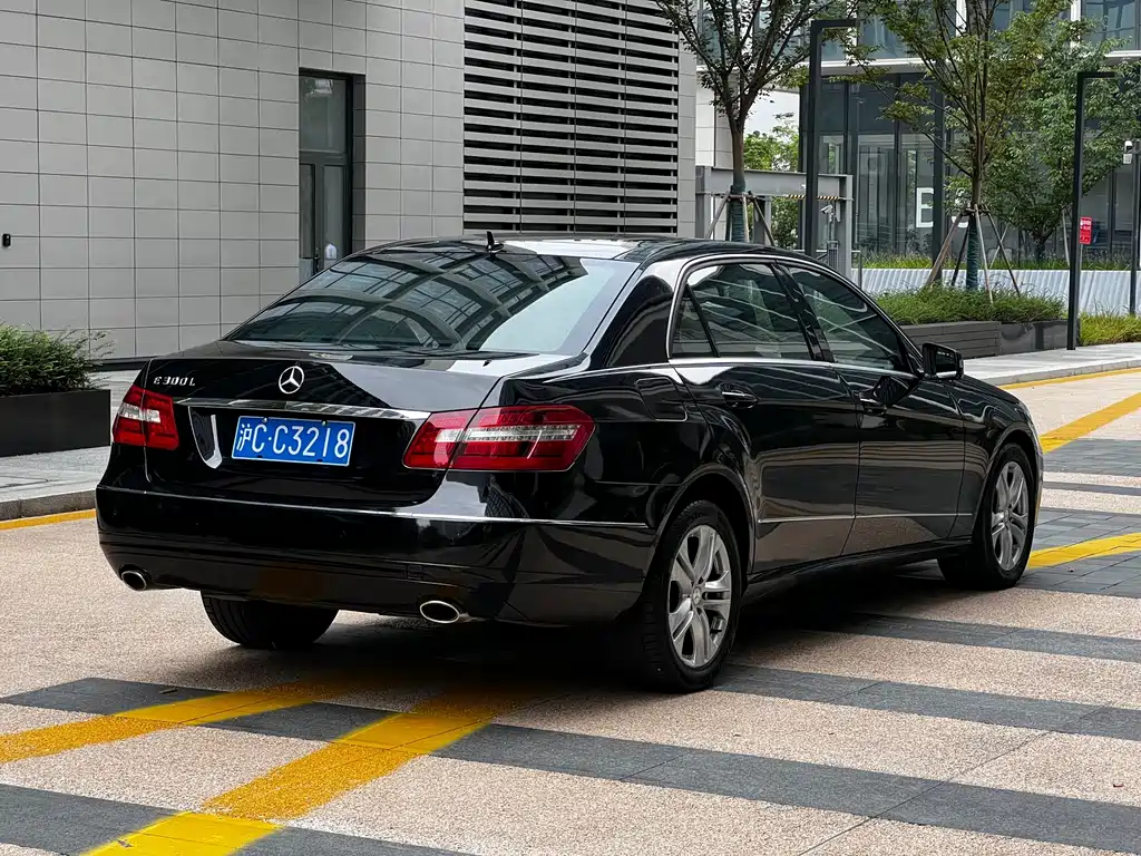 Mercedes-Benz E-Class — миниатюра 32