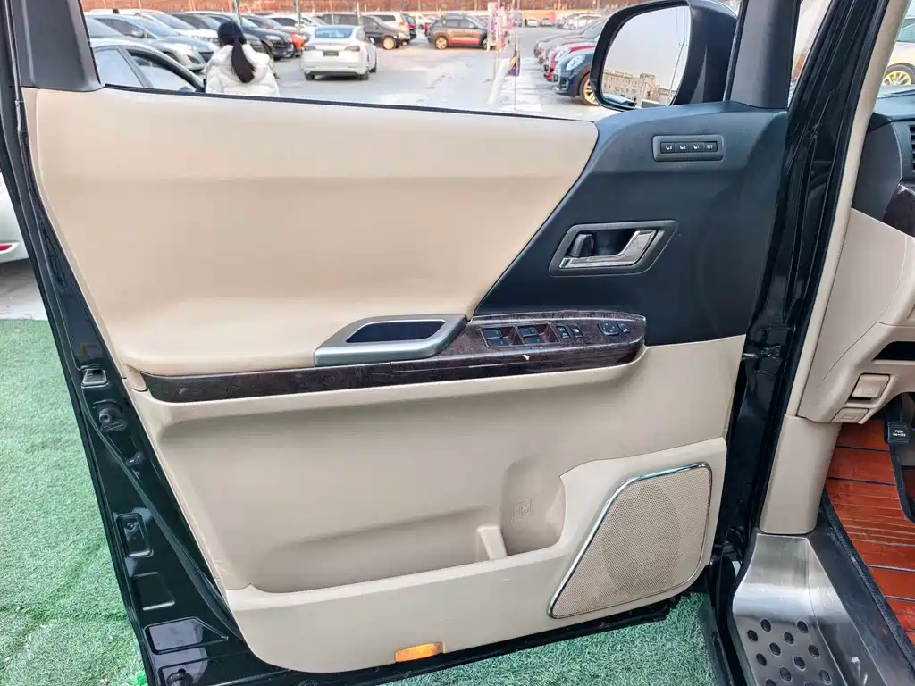 Toyota Alphard — миниатюра 18
