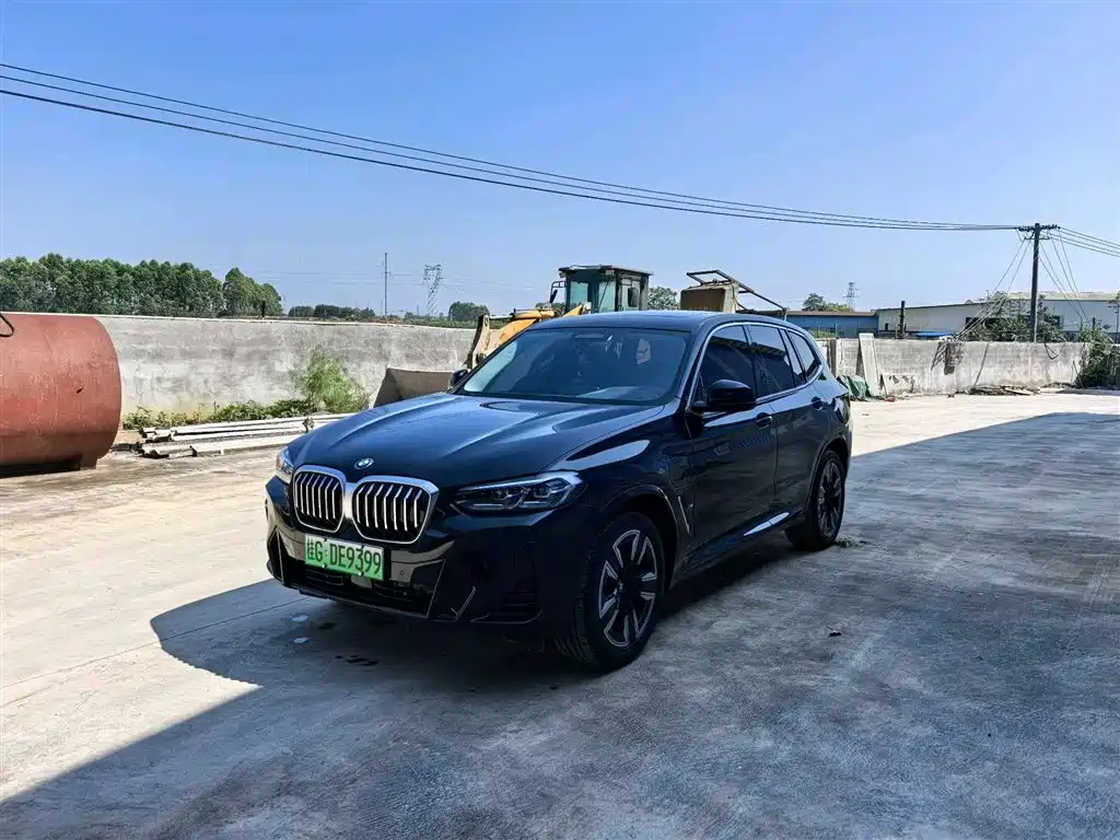 BMW iX3 2025
