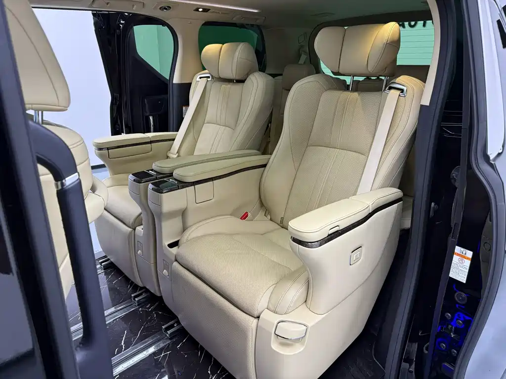 Toyota Alphard — миниатюра 8