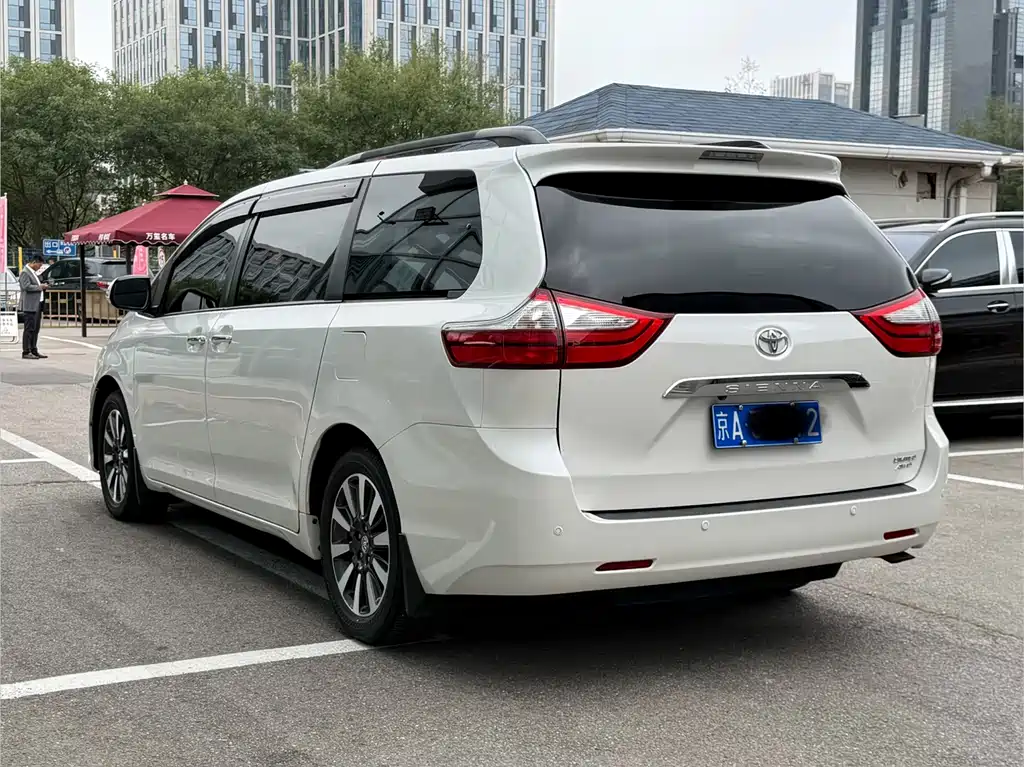 Toyota Sienna — миниатюра 4