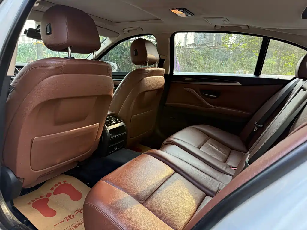 BMW 5 Series — миниатюра 7