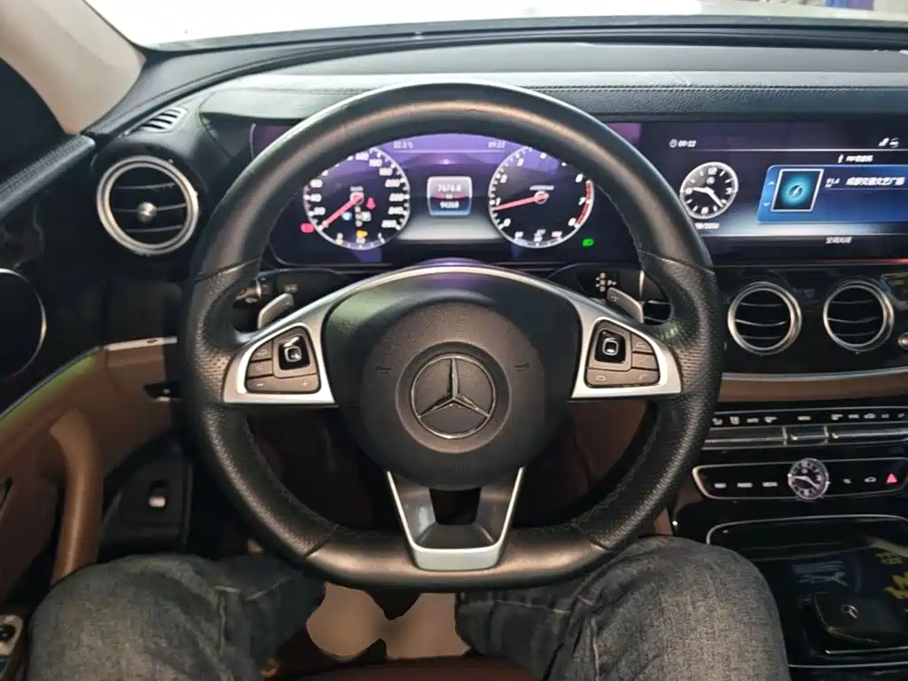 Mercedes-Benz E-Class — миниатюра 11