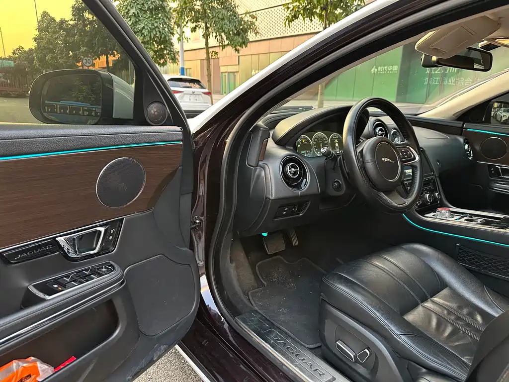 Jaguar XJ — миниатюра 9