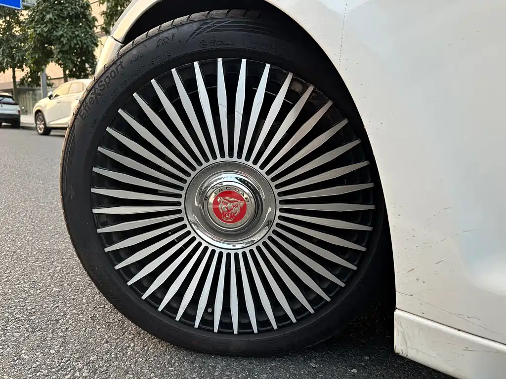 Jaguar XJ — миниатюра 16