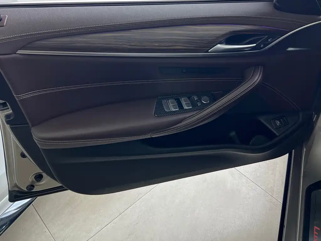 BMW 5 Series — миниатюра 11