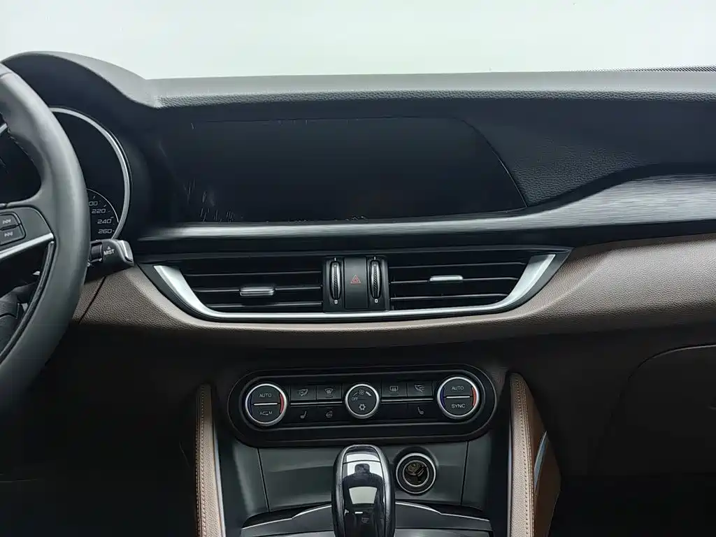 Alfa Romeo Stelvio — миниатюра 12