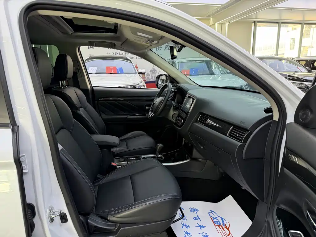 MITSUBISHI OUTLANDER