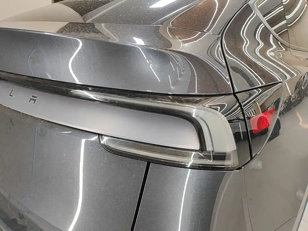 Tesla Model Y — миниатюра 8