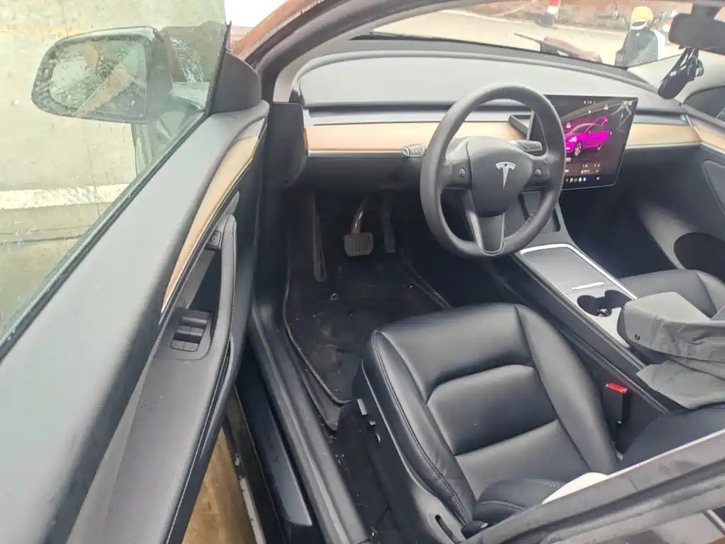 Tesla Model Y — миниатюра 16