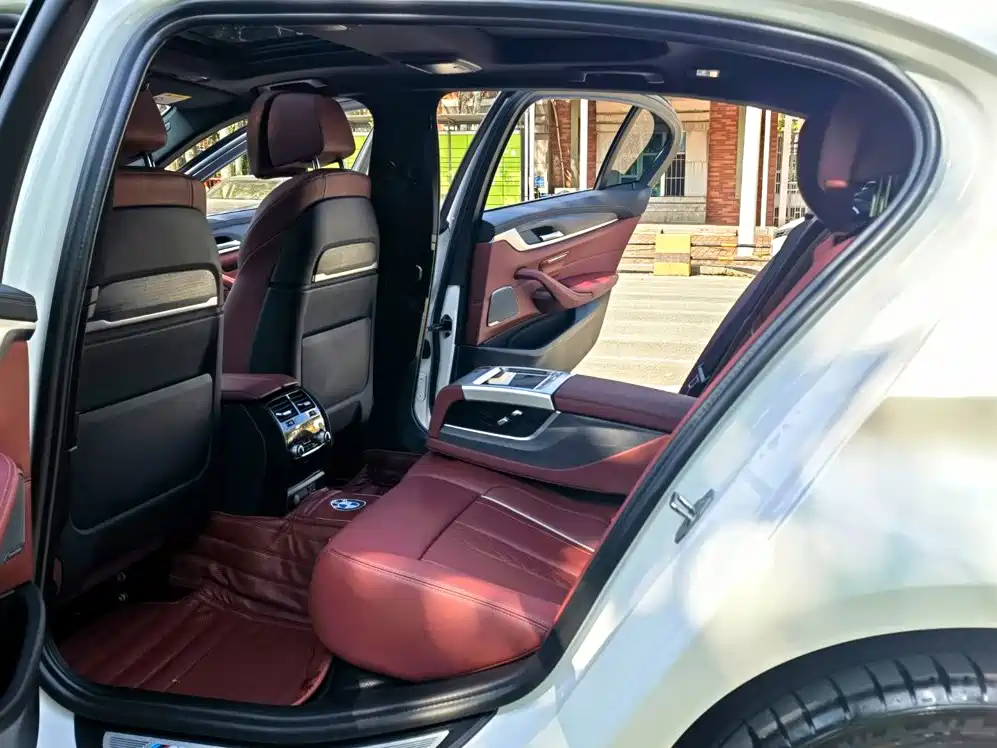 BMW 5 Series — миниатюра 10