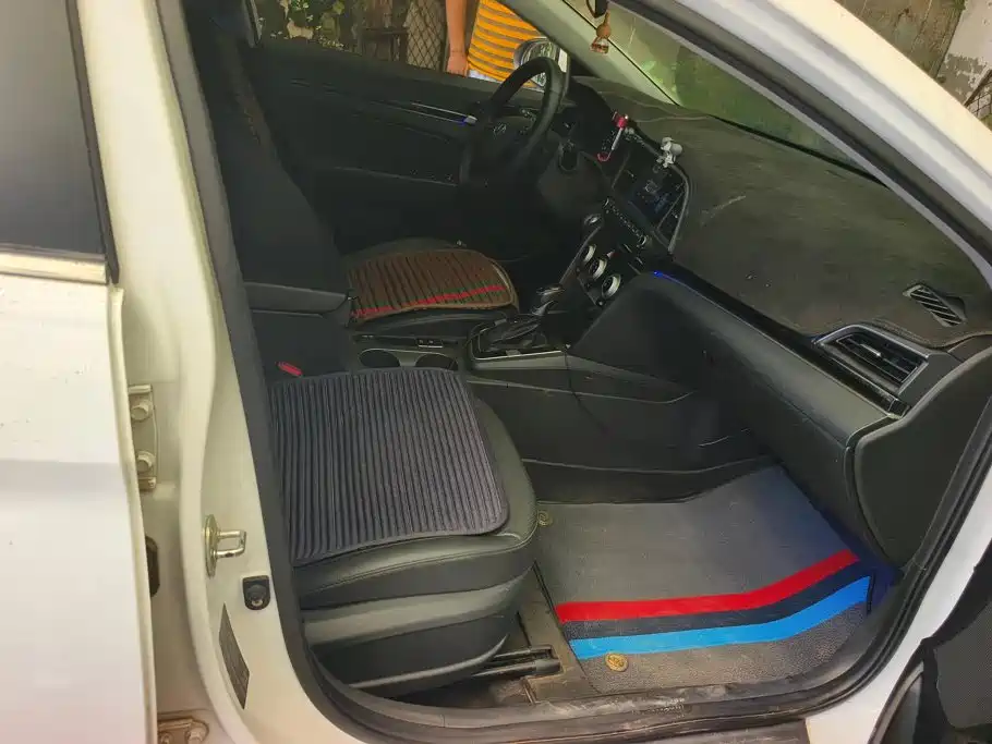 Hyundai Elantra — миниатюра 8
