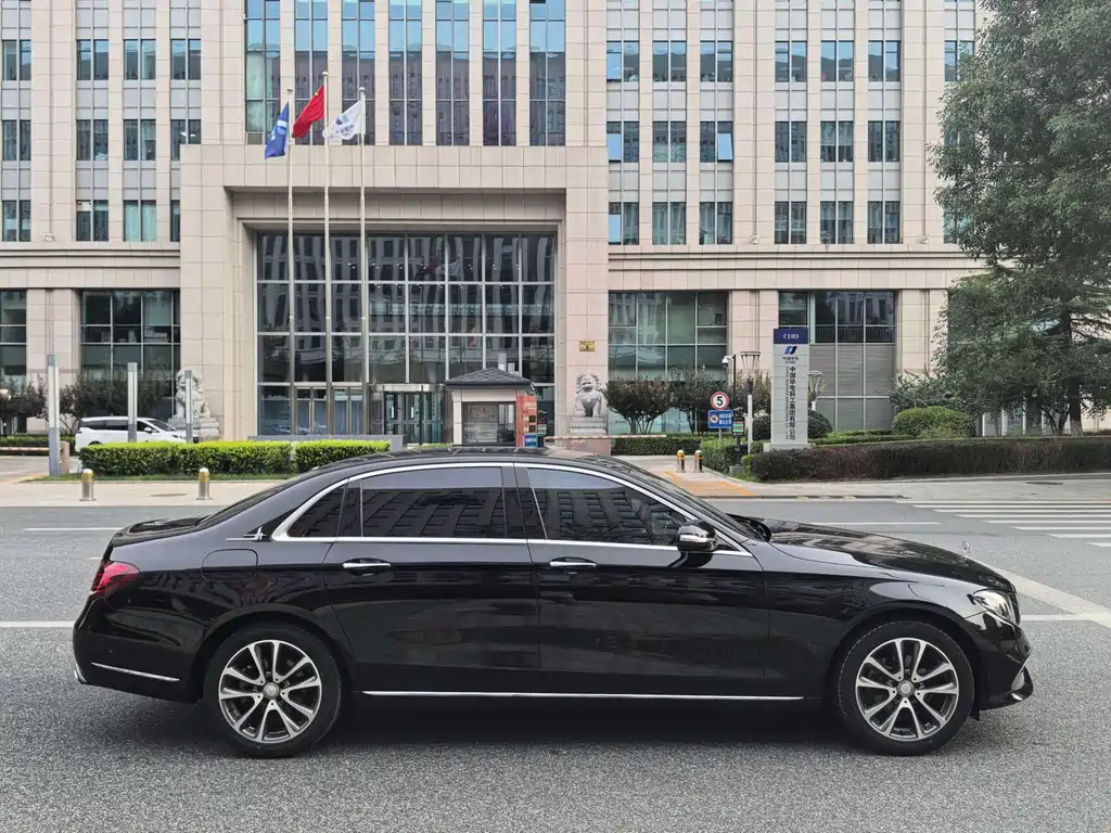 Mercedes-Benz E-Class — миниатюра 6