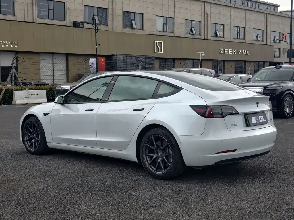 Tesla Model 3 — миниатюра 13